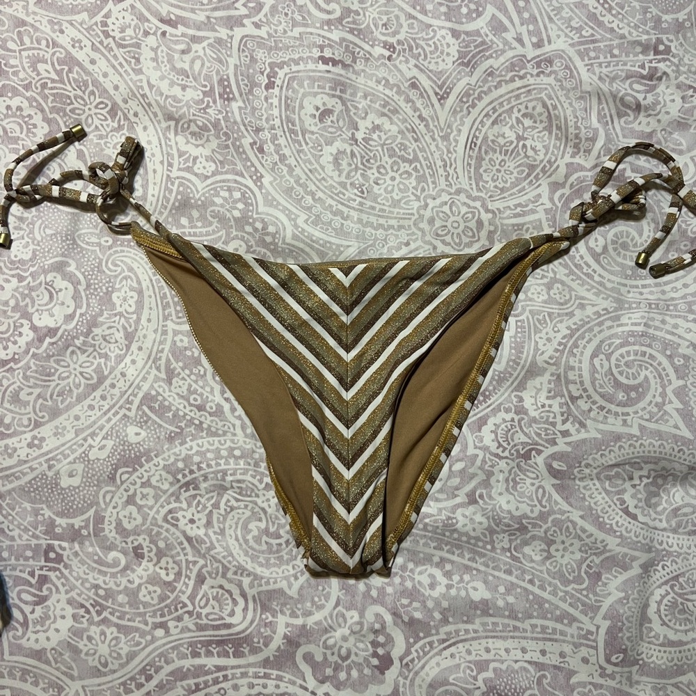 SWIM SET 🩷 👙 Vitamin A Sienna Top and Natalie Miter Tie Bottom Set Medium - Picture 9 of 10